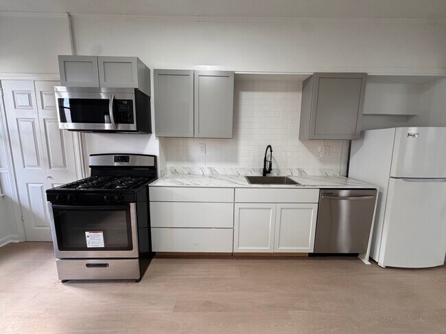 Building Photo - 211 Chelsea St