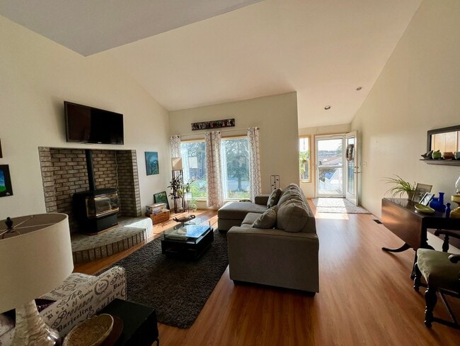 Building Photo - 3 Bd., 2 Ba., in Birch Bay Sea Links Gated Community