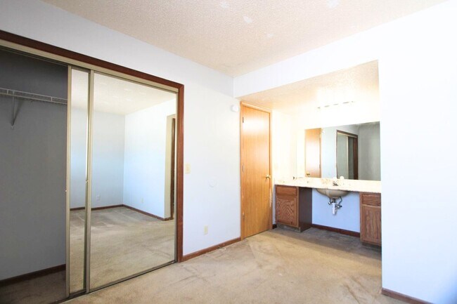 Building Photo - Near Local Shops and Restaurants