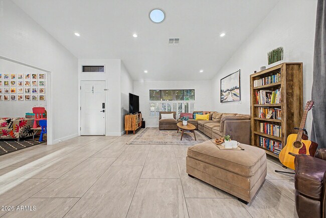 Building Photo - 3040 S Rosemary Dr