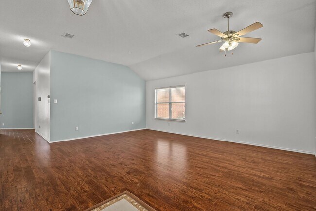 Building Photo - $500 off the first month's rent + move-in on or before 4/20