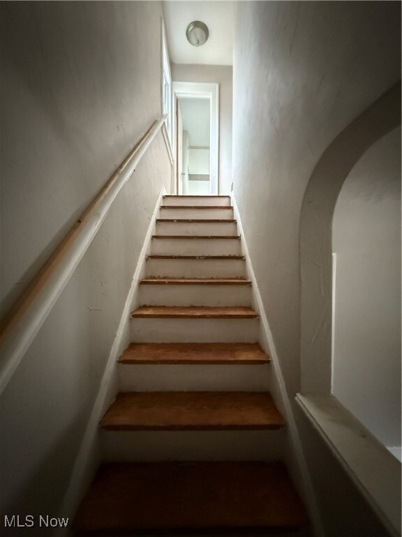 Building Photo - 19600 Pasnow Ave