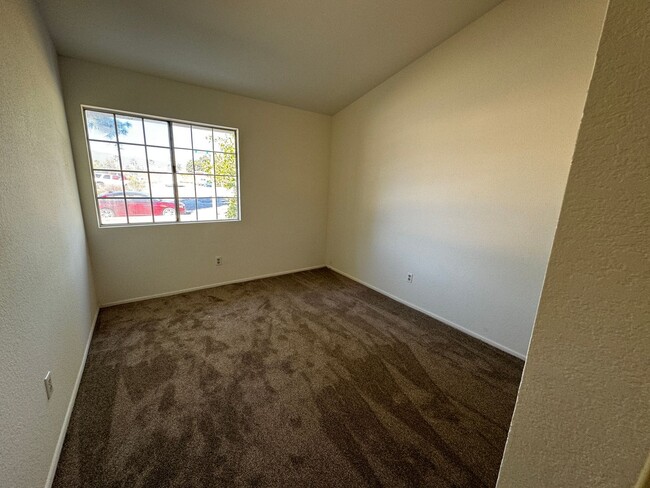 Building Photo - 3 Bedroom, 2 Bath Home, Located in Fontana