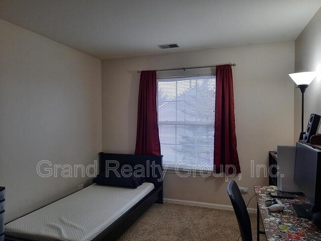 Building Photo - 1075 N Village Dr