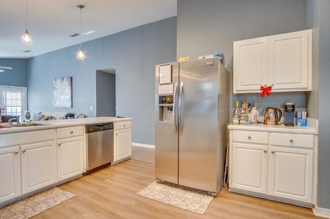 Building Photo - Spacious 3 Bedroom Home Minutes from Downtown Pensacola! Available February 1st