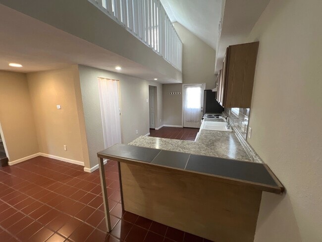 Building Photo - 627 E 14th St