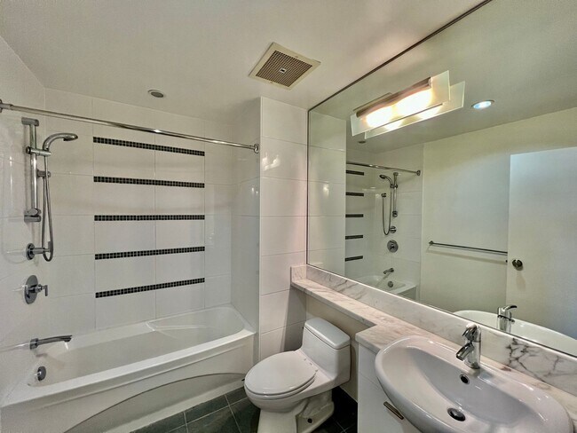 Building Photo - Beautiful upgraded condo Downtown w/ Washe...