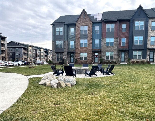 Building Photo - Beautiful 4 BR/4.5 BA EOG Townhome in Laurel!