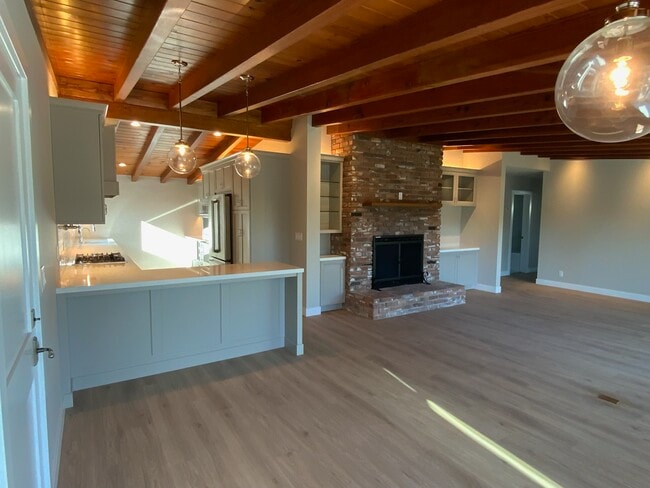 Building Photo - 150 Damar St
