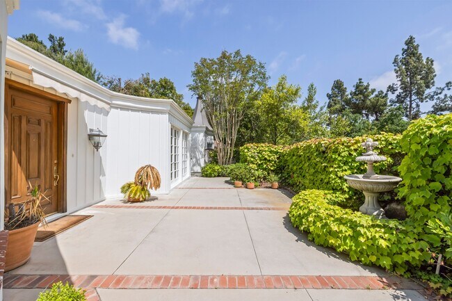 Building Photo - 10711 W Sunset Blvd