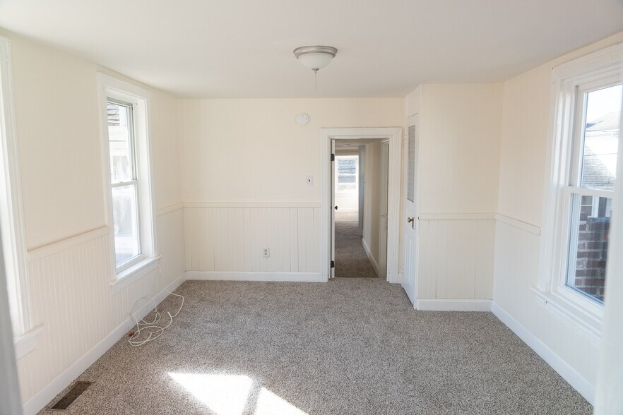 Building Photo - 1005 Railroad St