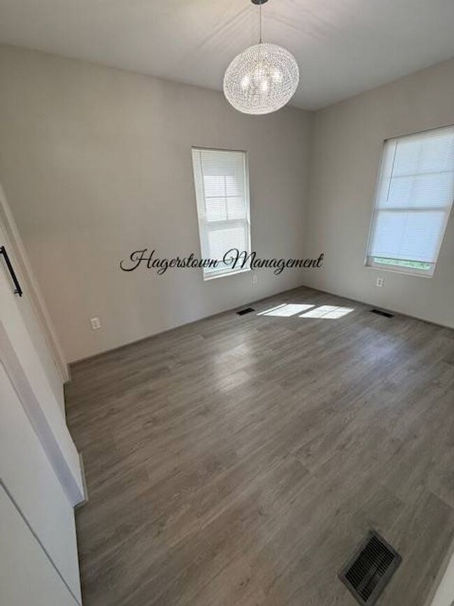 Building Photo - Spectacular 1-2 BR Single Family Home - Ju...