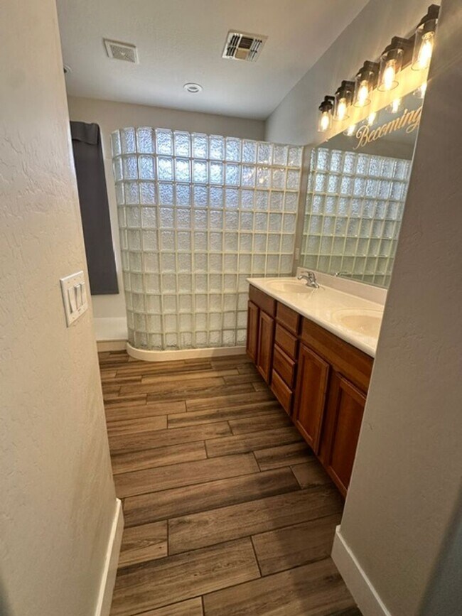 Building Photo - Beautiful Remodeled Cortina Home, 2310 sq ft, 4-bed, 2-bath home with a bonus den.