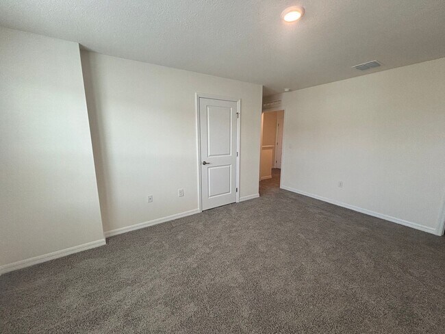 Building Photo - Amazing Location! Town House with Garage I...