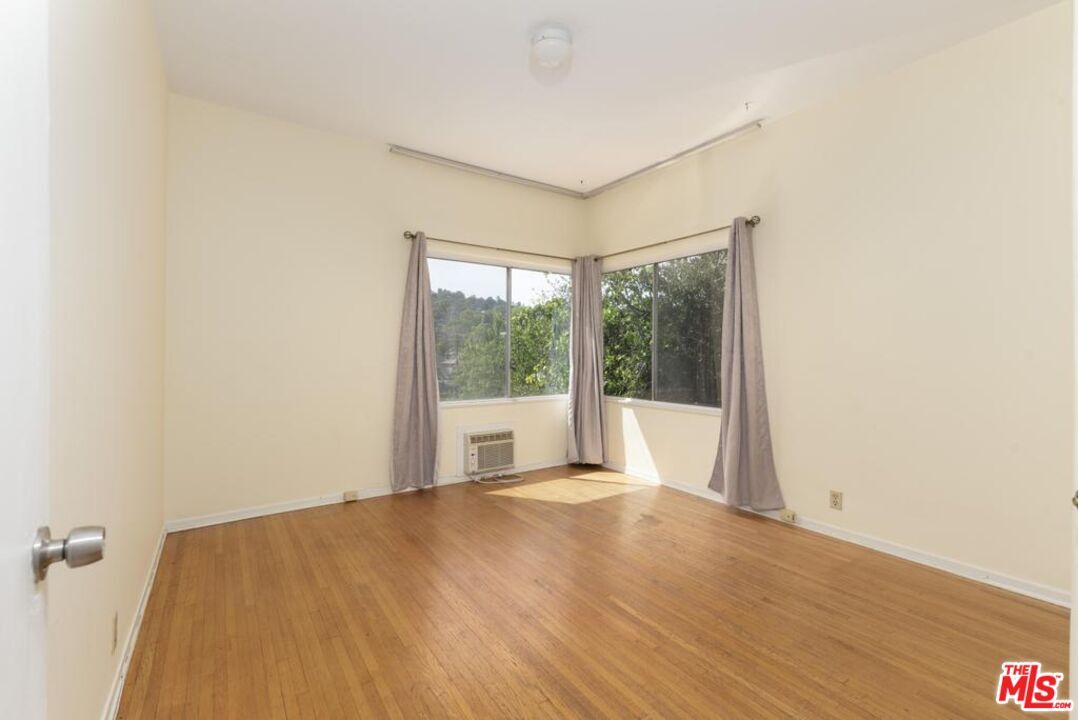 Building Photo - 3043 Hollycrest Dr