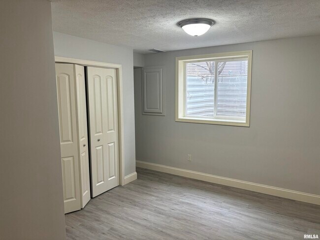 Building Photo - 2315 W Paddington Ct