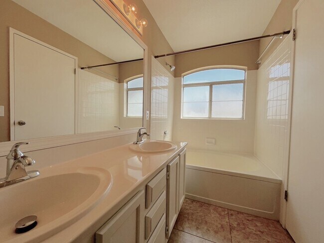 Building Photo - A beautifully Maintained 2-bedroom, 2-bath...