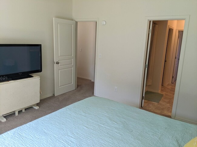 Building Photo - 3 Bed, 2 Bath Single Level Home in SE Bend...