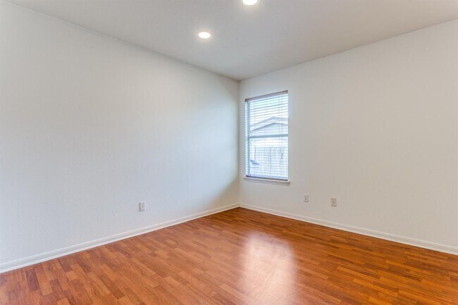 Building Photo - 648 Columbine Ave