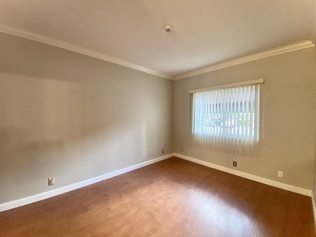 Building Photo - Adorable 2-Bedroom Condo in Newark!