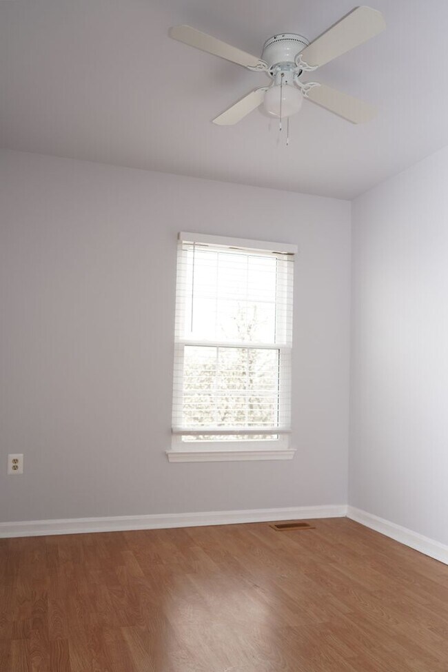 Building Photo - 4 Bedroom 3.5 Bath Townhome in Woodbridge, VA