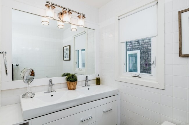 Building Photo - 1987 Fairfield Beach Rd