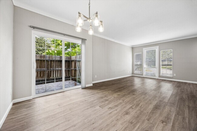 Building Photo - 2100 Tanglewilde St