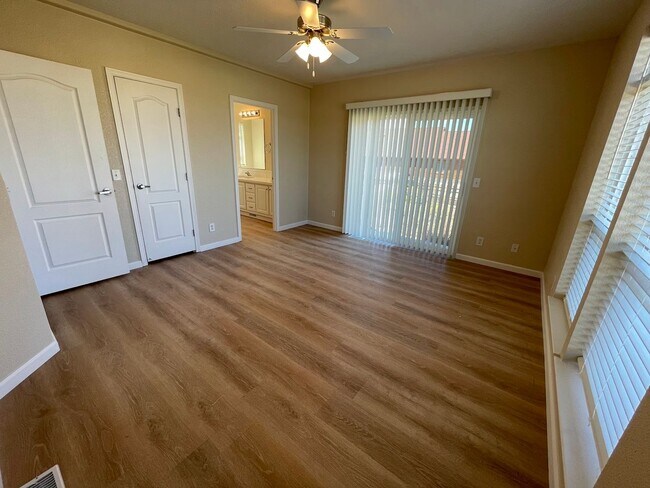 Building Photo - Quiet, spacious property!
