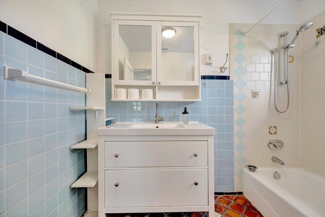 Building Photo - ALL THE CHARM! - Siesta Key 1+ acre on the Bay - 3 bed/ 2 bath pool home