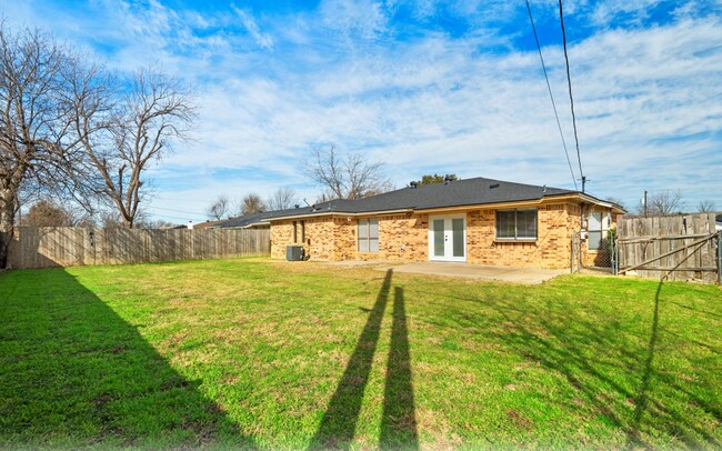 Building Photo - 2321 Parkside Dr