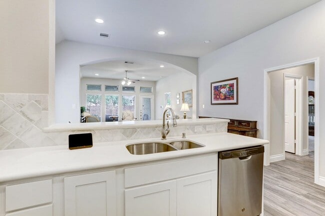 Building Photo - 8126 Silverspot Ln