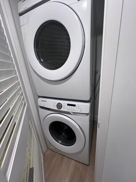 Building Photo - 556 NE 57th St