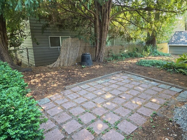 Building Photo - LOCATION! Immaculate 2 Bedroom Apartment S...