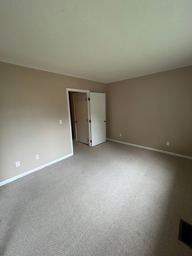 Building Photo - 2 Bedroom Townhome Available now!