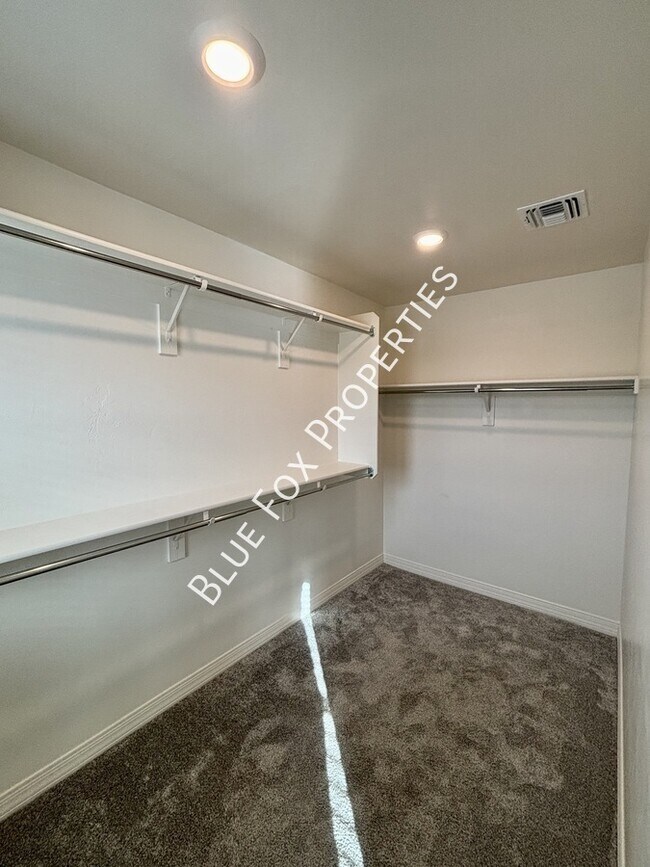 Building Photo - 1048 E Descent St