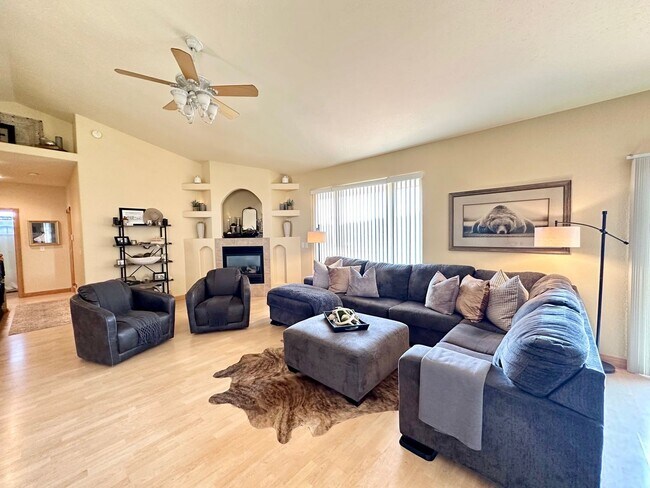 Building Photo - 6 BED | 3 BATH | TRIPLE GARAGE | RED ROCK ESTATES