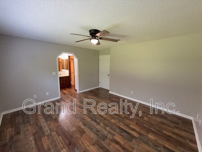 Building Photo - 5621 Lia Dr