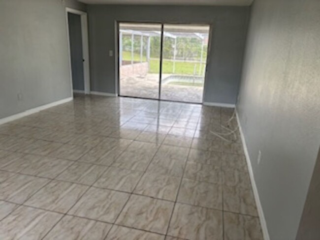 Building Photo - Large  3 bedroom, 2 bath pool home.