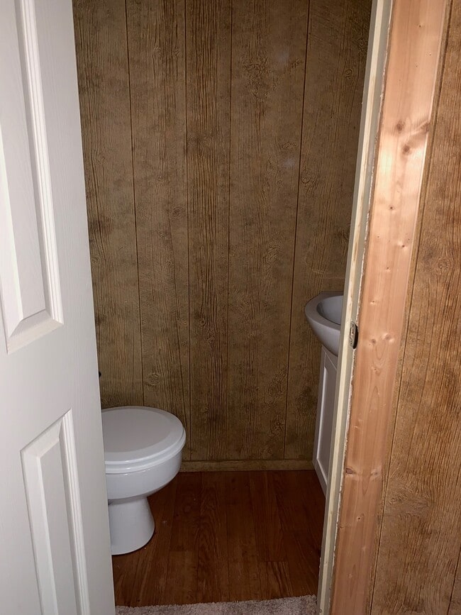 Building Photo - 3 Bed 1.5 Bath Pet Friendly Home