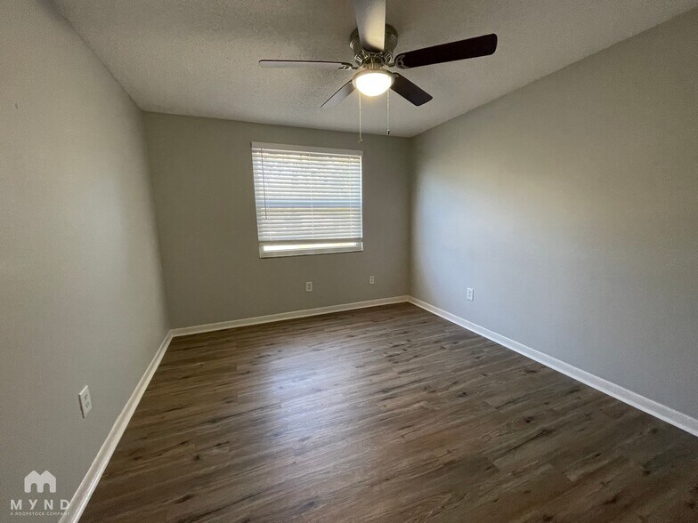 Building Photo - 1200 Lake Valrico Ln