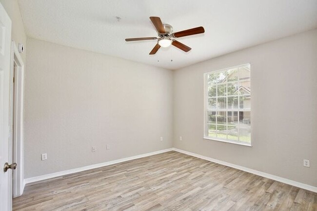 Building Photo - Perfect 2/2 Split Floorplan Condo with Washer/Dryer in Lovely Crescent Place at Lake Lotus Condom...