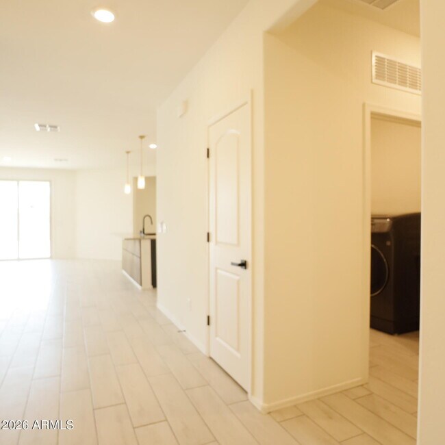 Building Photo - 2413 W Sunland Ave