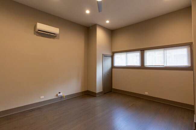 Building Photo - 2957 N Avers Ave