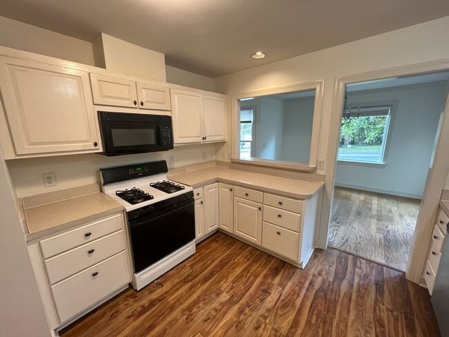 Building Photo - Cozy 3 bedroom home within minutes to Bond Park