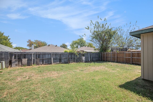 Building Photo - This charming 3-bedroom, 2-bath home in de...