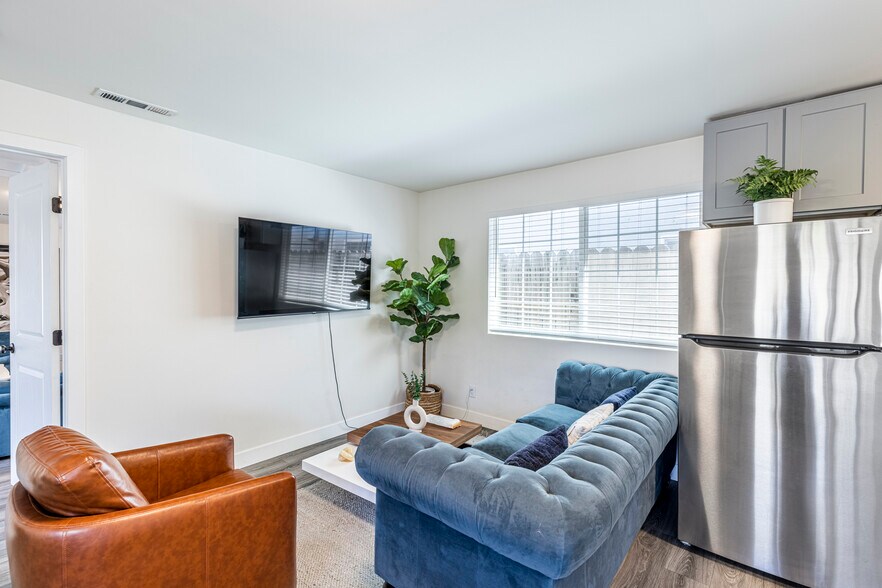 Building Photo - 8143 Hinds Ave