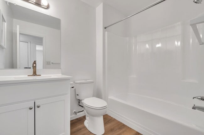 Building Photo - Easy Living- Easy Leasing- 2 Bedroom Apart...
