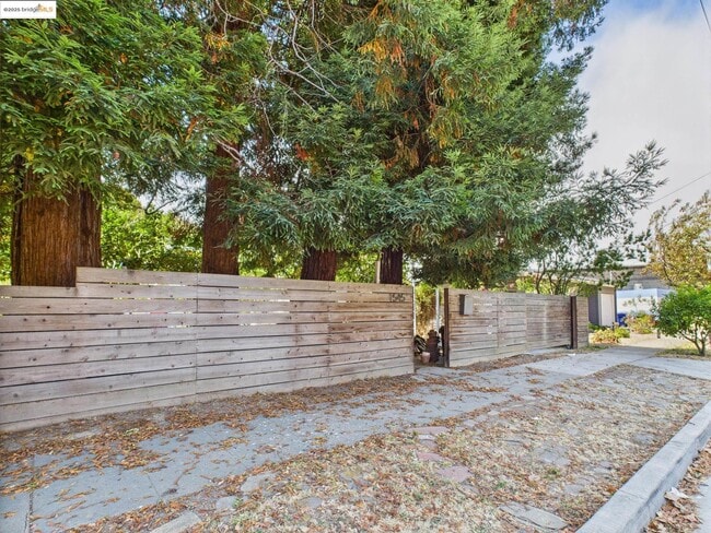 Building Photo - 1545 Mariposa St