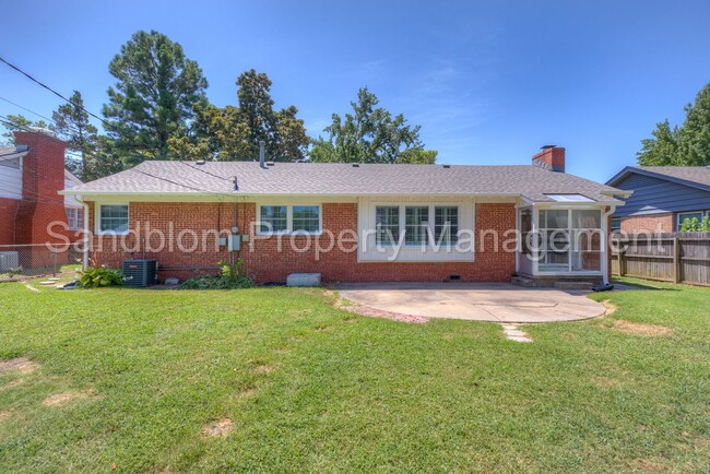 Building Photo - For Lease | Holiday Hills | $2000 Rent Ava...