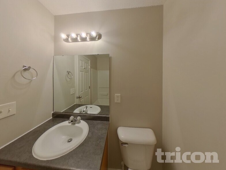 Building Photo - 142 Quiet Grove Dr